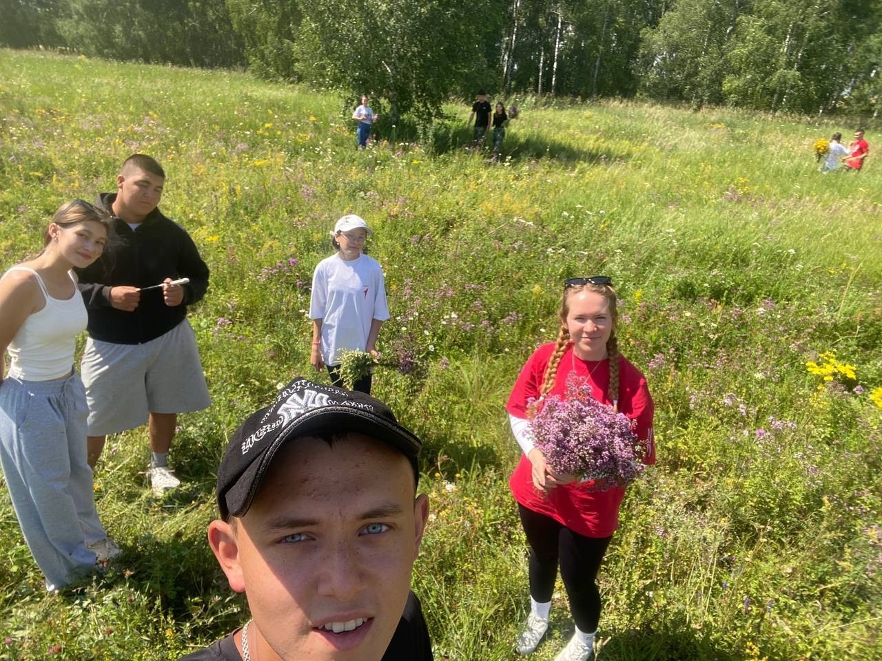 Участники Движения Первых собрали травы для бойцов СВО