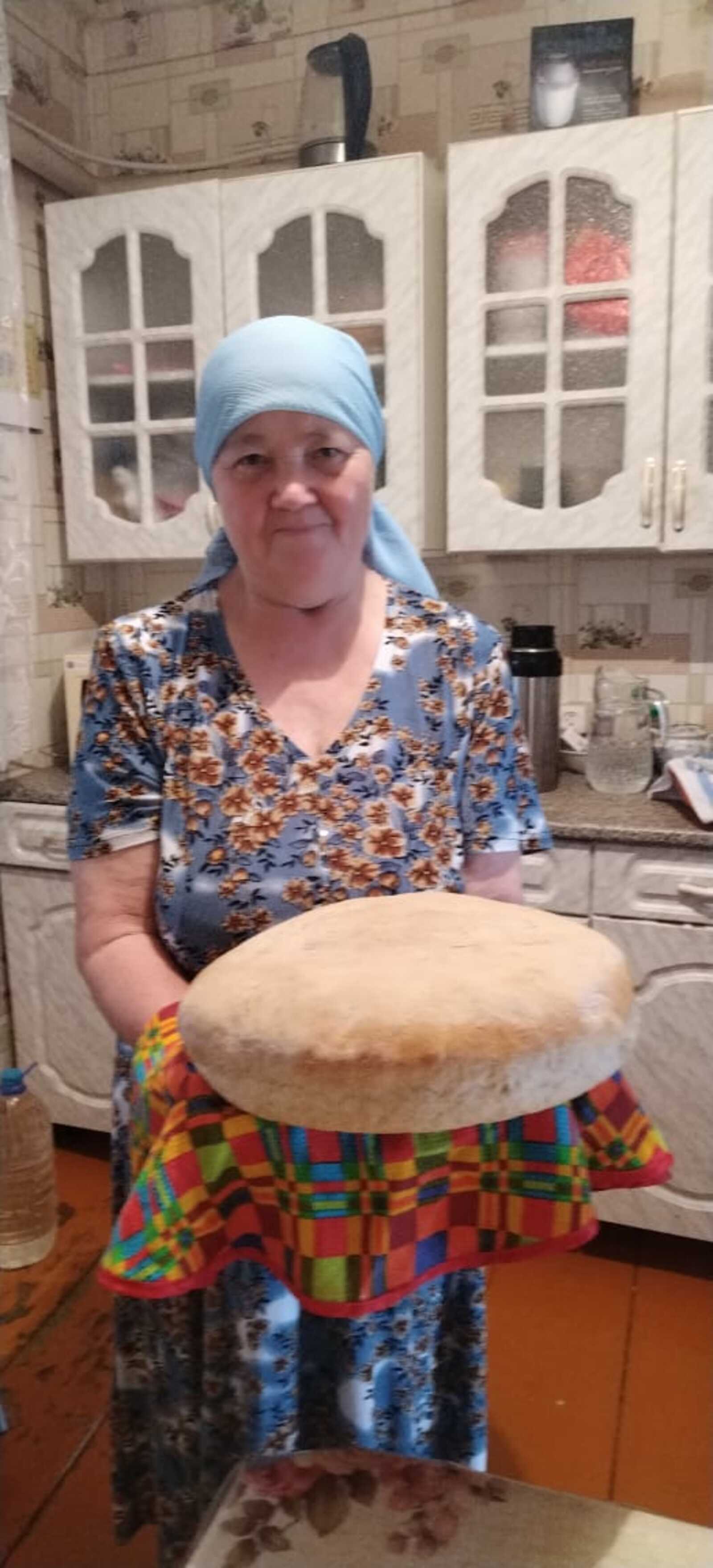 Печет ароматный хлеб по рецепту матери