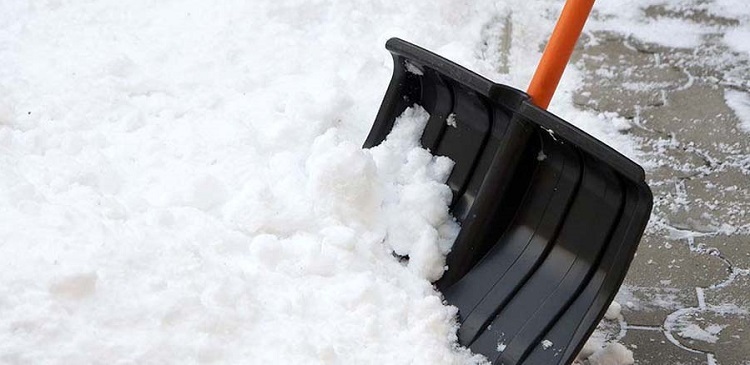 Чем смазать лопату, чтобы к ней не прилипал снег