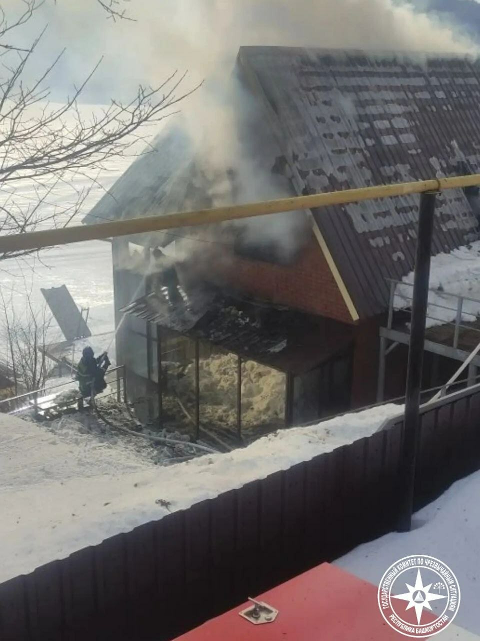 Спасателям пришлось добираться до горящего дома в Башкирии на воздушной подушке