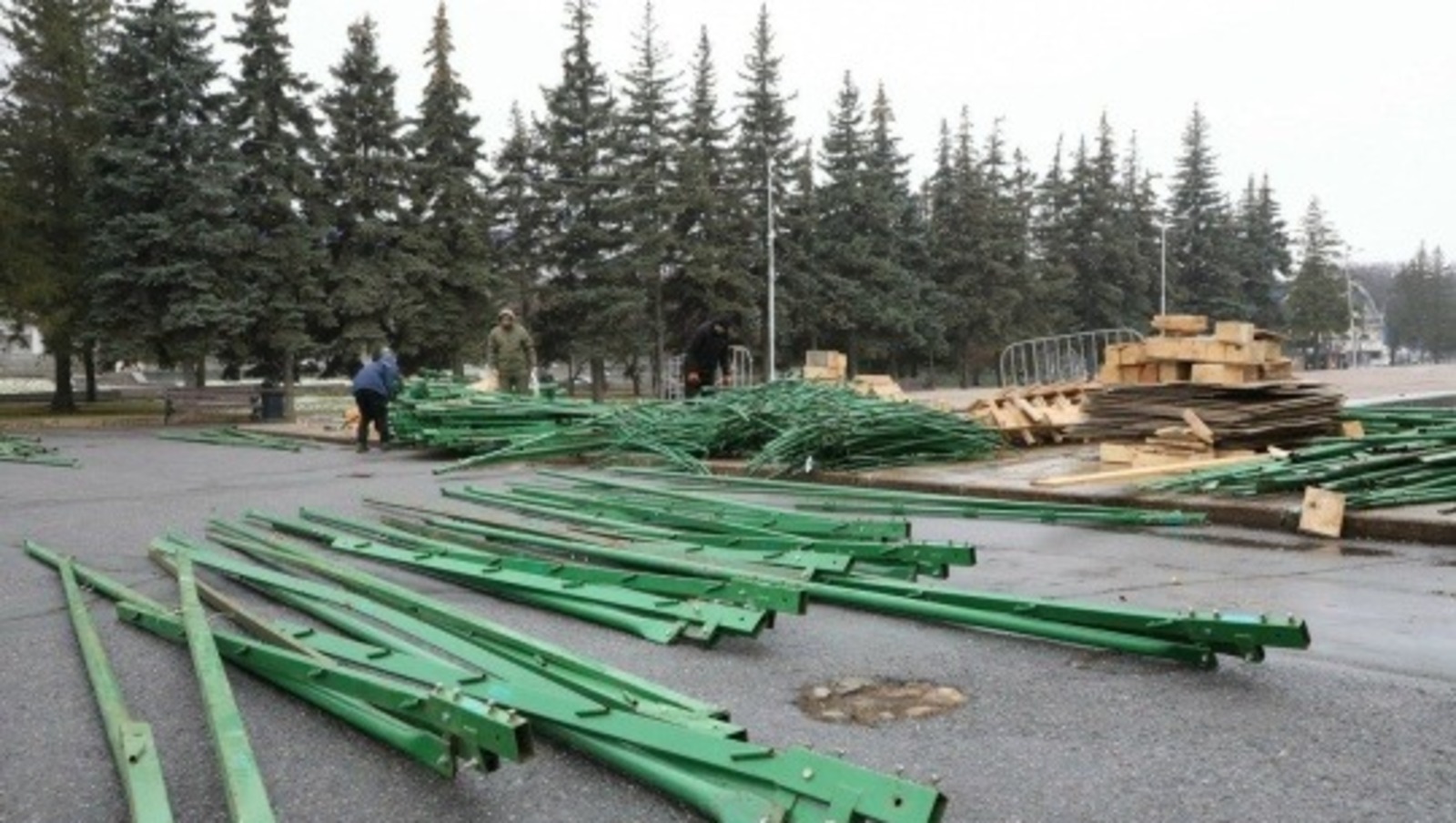 В Уфе  начали устанавливать пиксельную елку