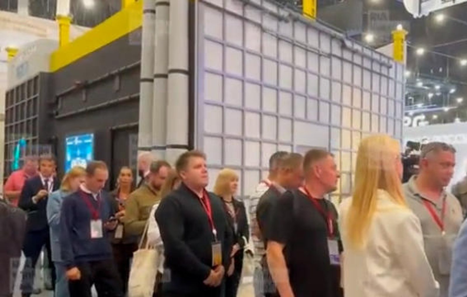 На ПМЭФ выстроилась очередь за футболками с цитатами Путина