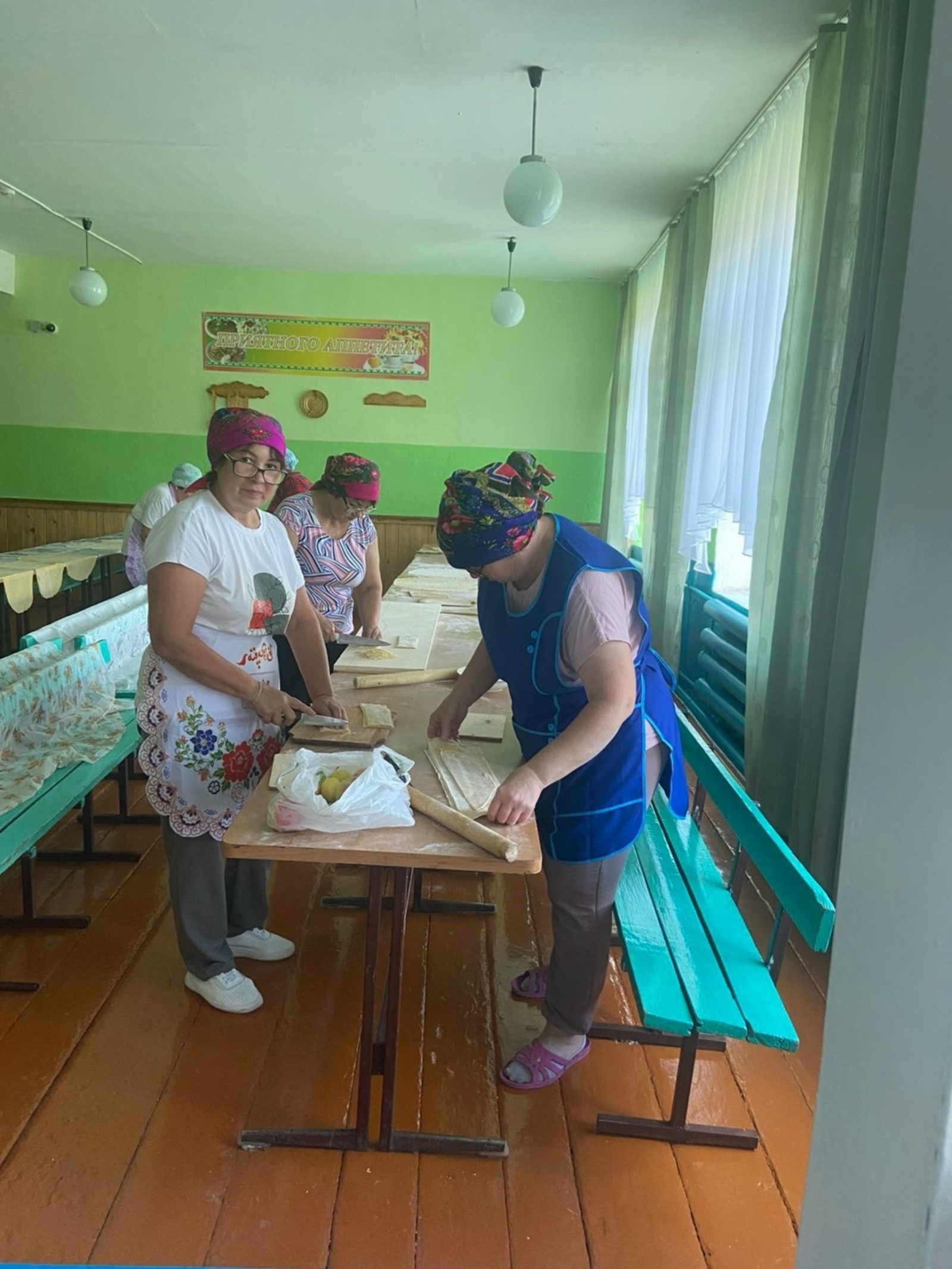 В средней школе с. Кенгер-Менеуз приготовили домашнюю лапшу для бойцов СВО