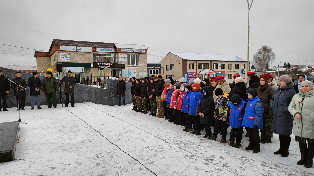 В Бижбуляке в День Неизвестного солдата прошел митинг