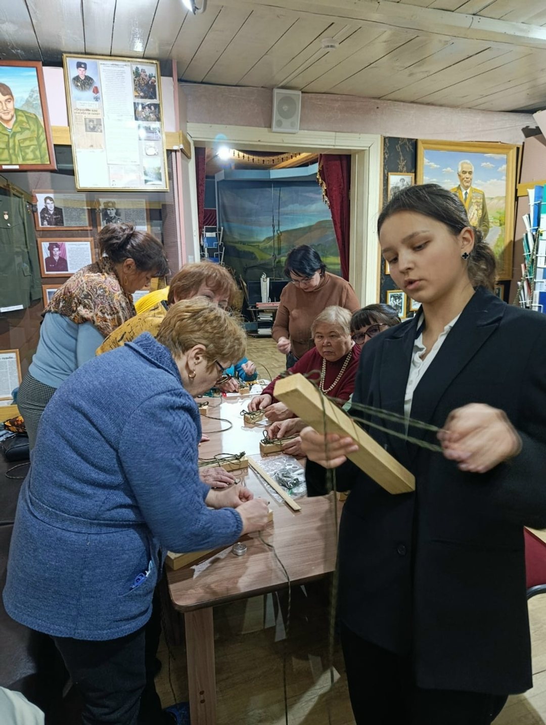 Члены клуба «Отрада» сплели более ста браслетов выживания