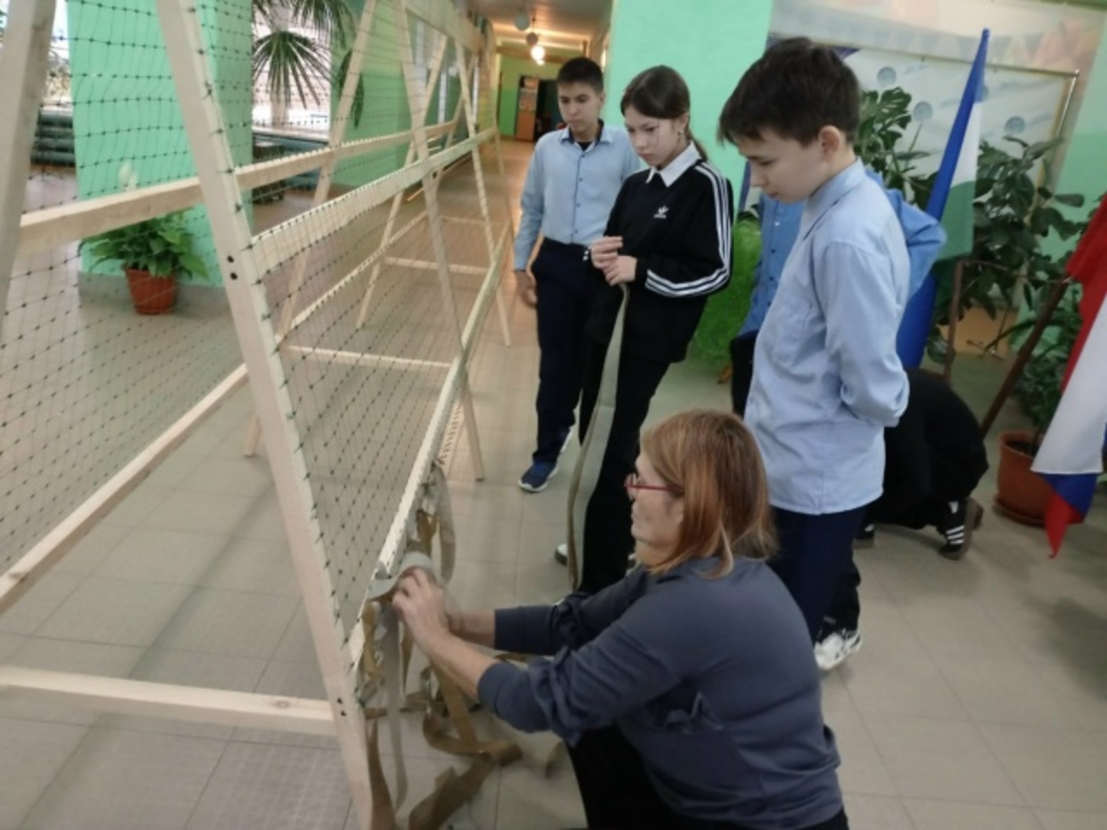 Осваивают плетение маскировочных сетей для СВО