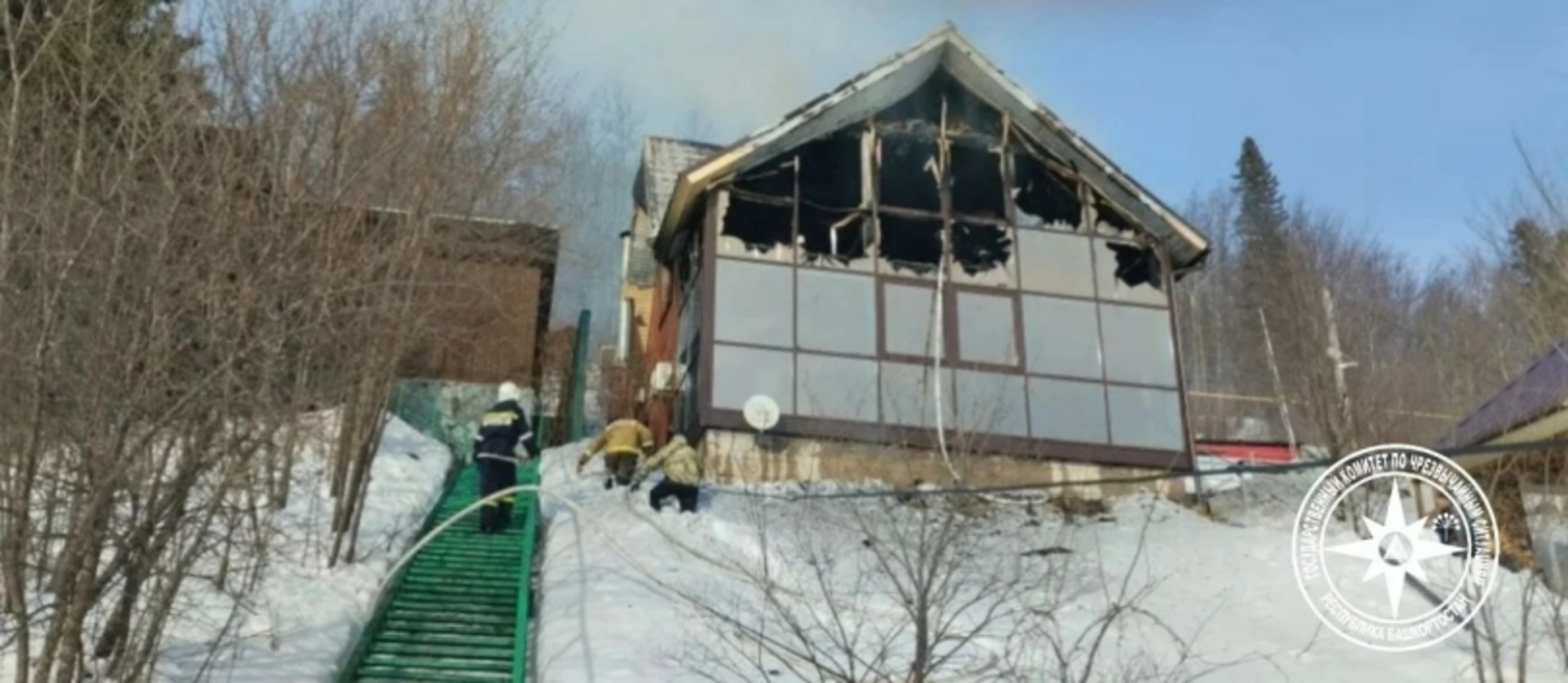 Спасателям пришлось добираться до горящего дома в Башкирии на воздушной подушке