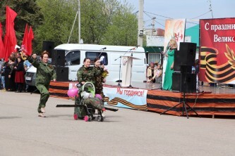 Дюсяновцы на параде колясок