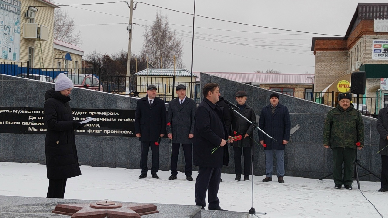 В Бижбуляке в День Неизвестного солдата прошел митинг