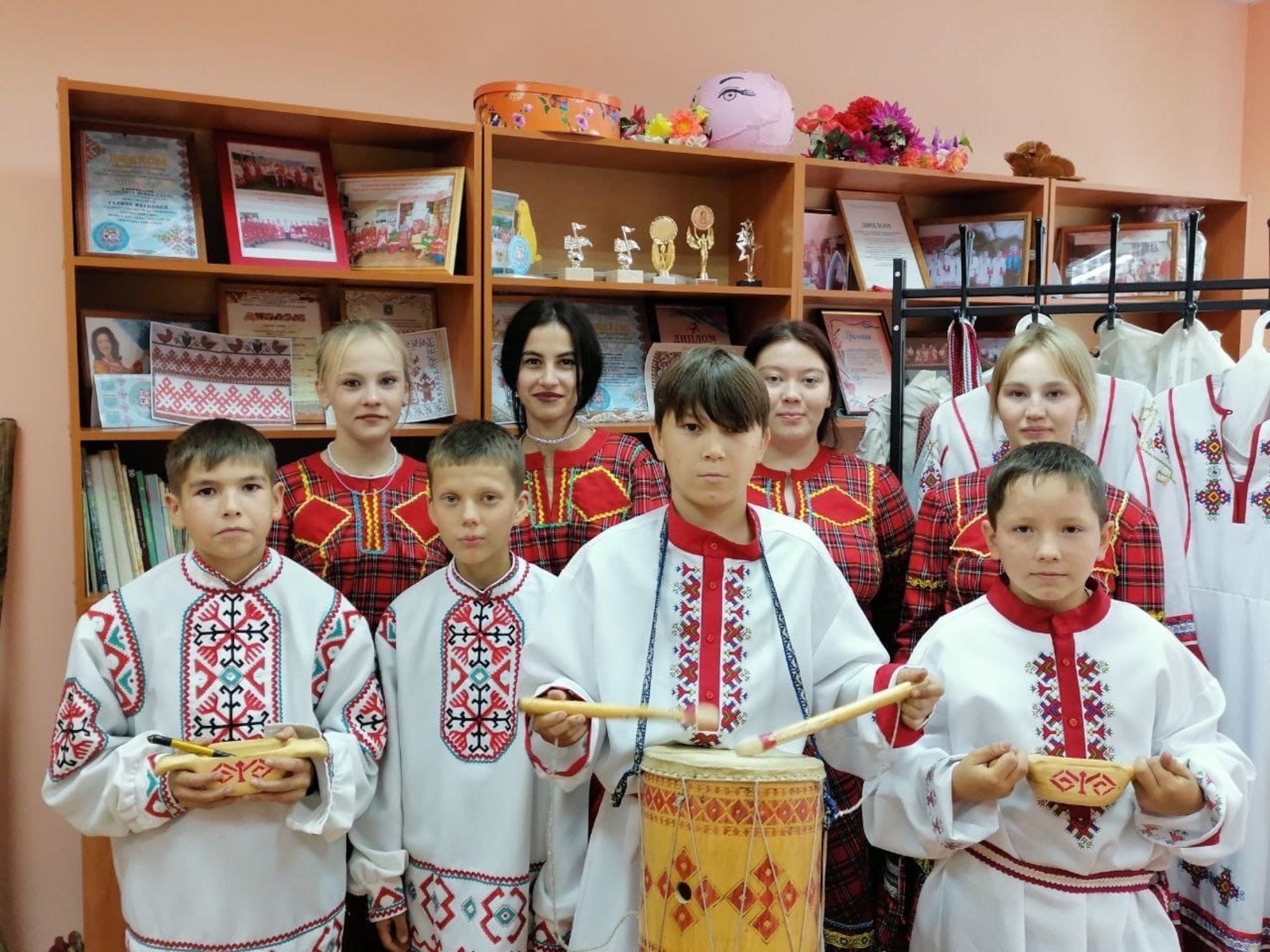 В Базлыкском СМФК в рамках Дня национального костюма прошла фотосессия в чувашских национальных костюмах