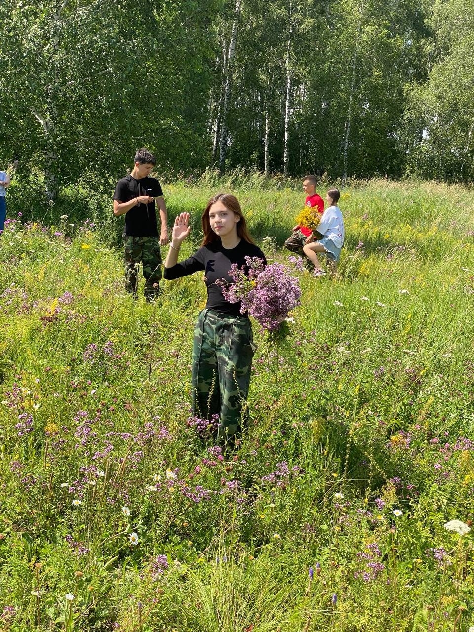 Участники Движения Первых собрали травы для бойцов СВО