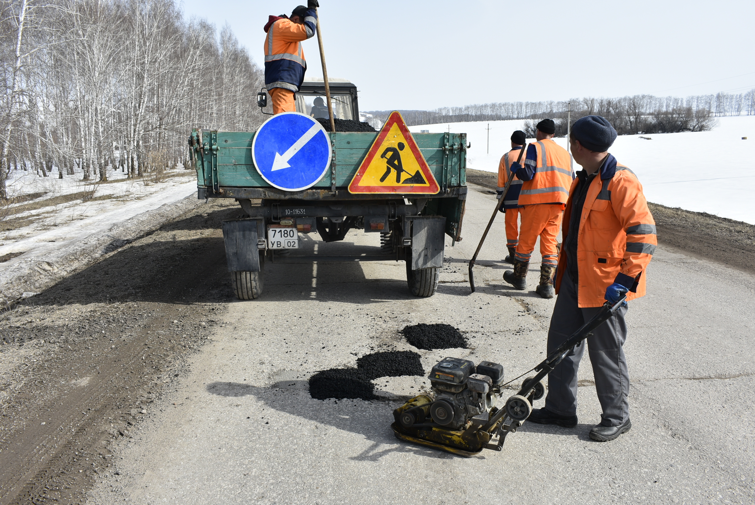 Дорожники Бижбулякского участка Альшеевского ДРСУ приступили к ямочному ремонту