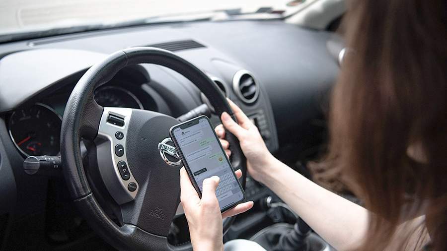 В ГИБДД напомнили о штрафах за использование смартфона за рулем