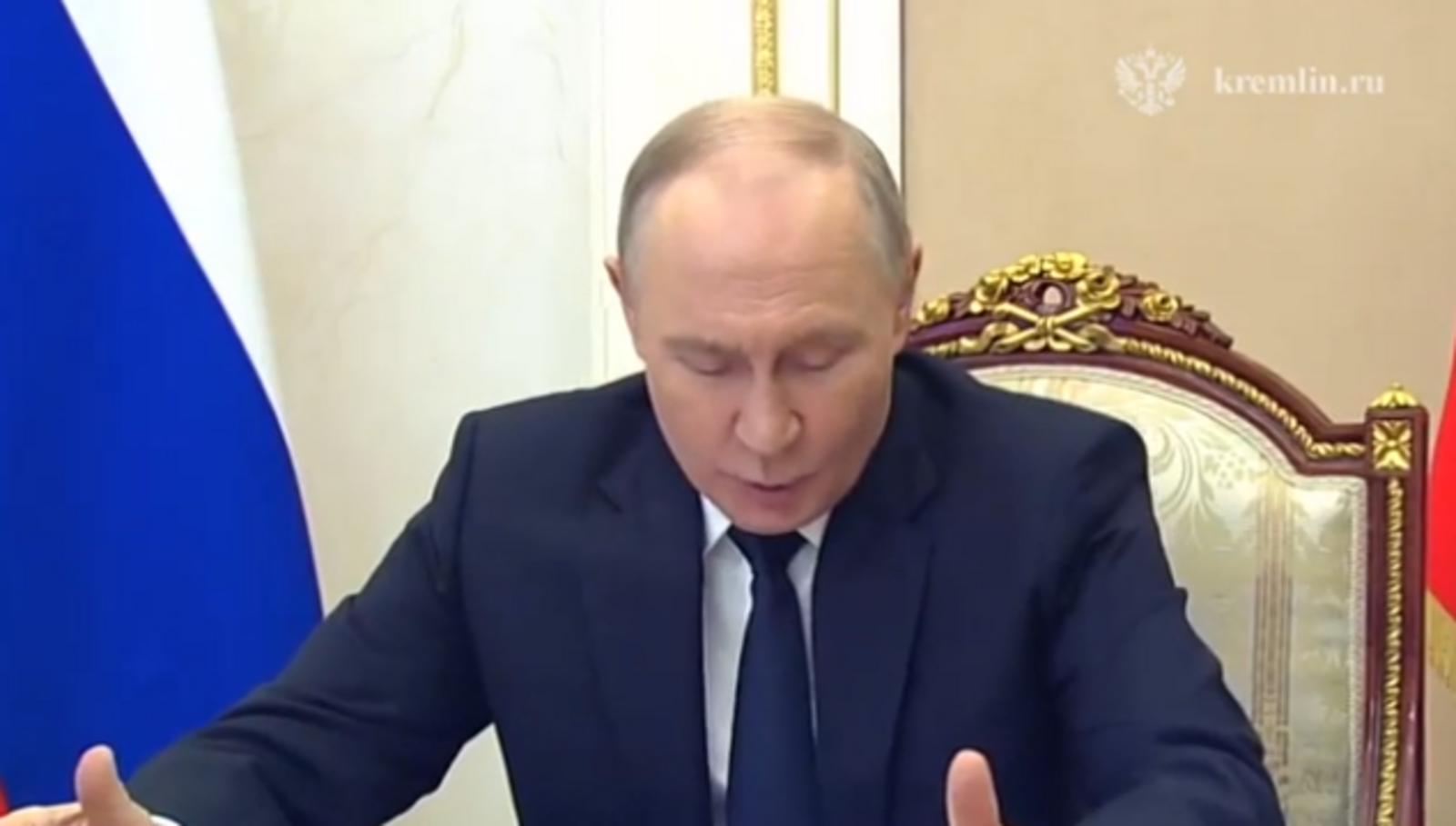 Путин предложил Совбезу обсудить укрепление основ конституционного строя