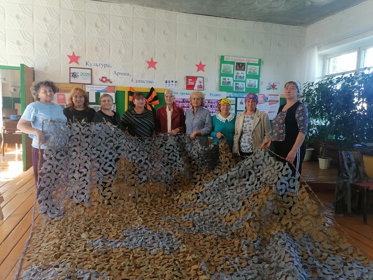 Женщины из Кистенли-Богданово спешат в пункт плетения сетей