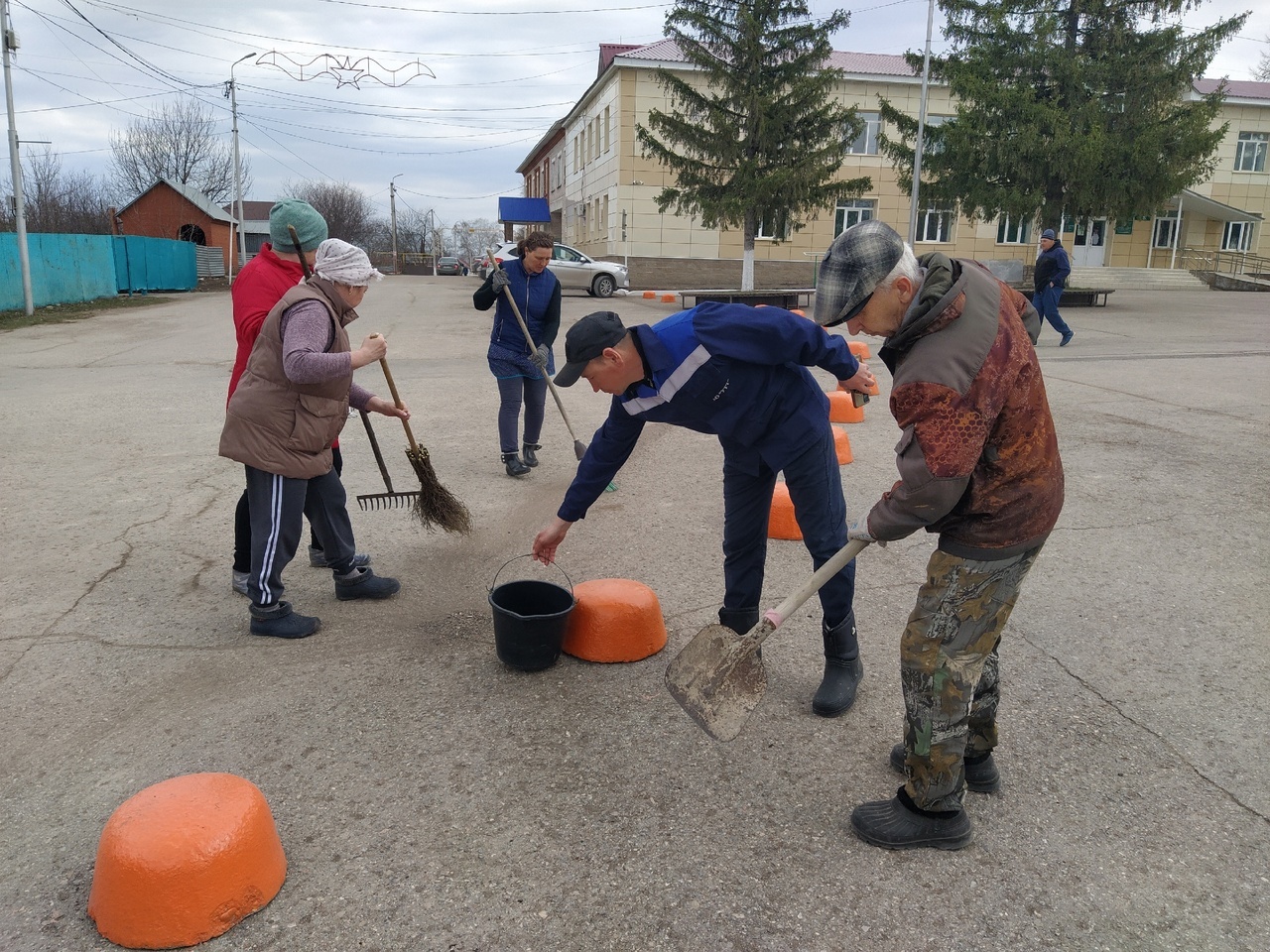 В Бижбуляке продолжаются субботники