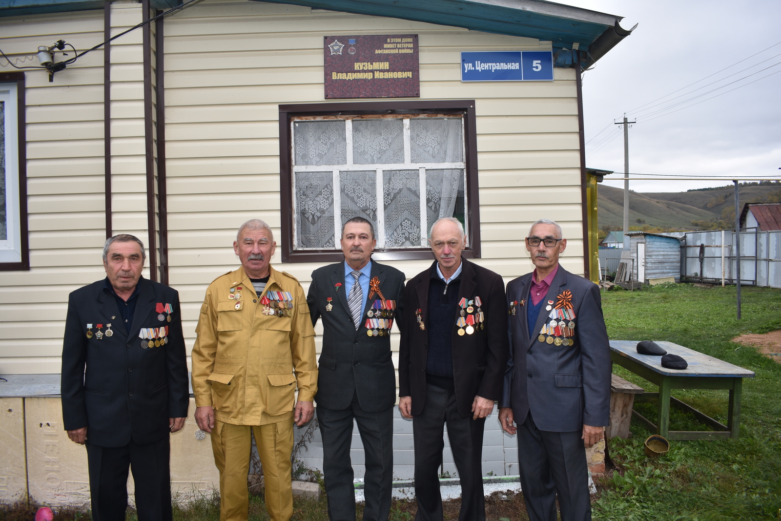 Чтят свято армейскую память