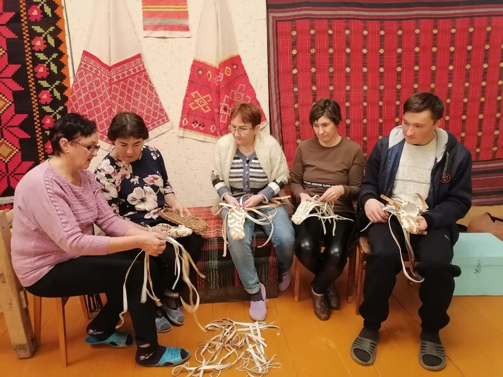 В Кунакуловском СДК провели мастер-класс по плетению лаптей