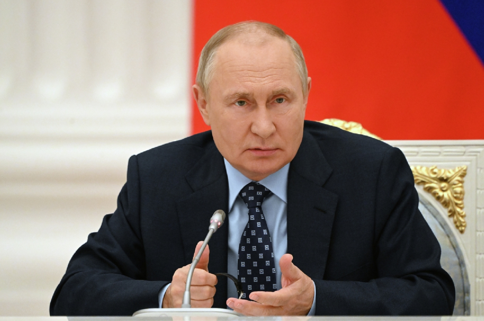 Путин поручил принять меры по обновлению общественного транспорта