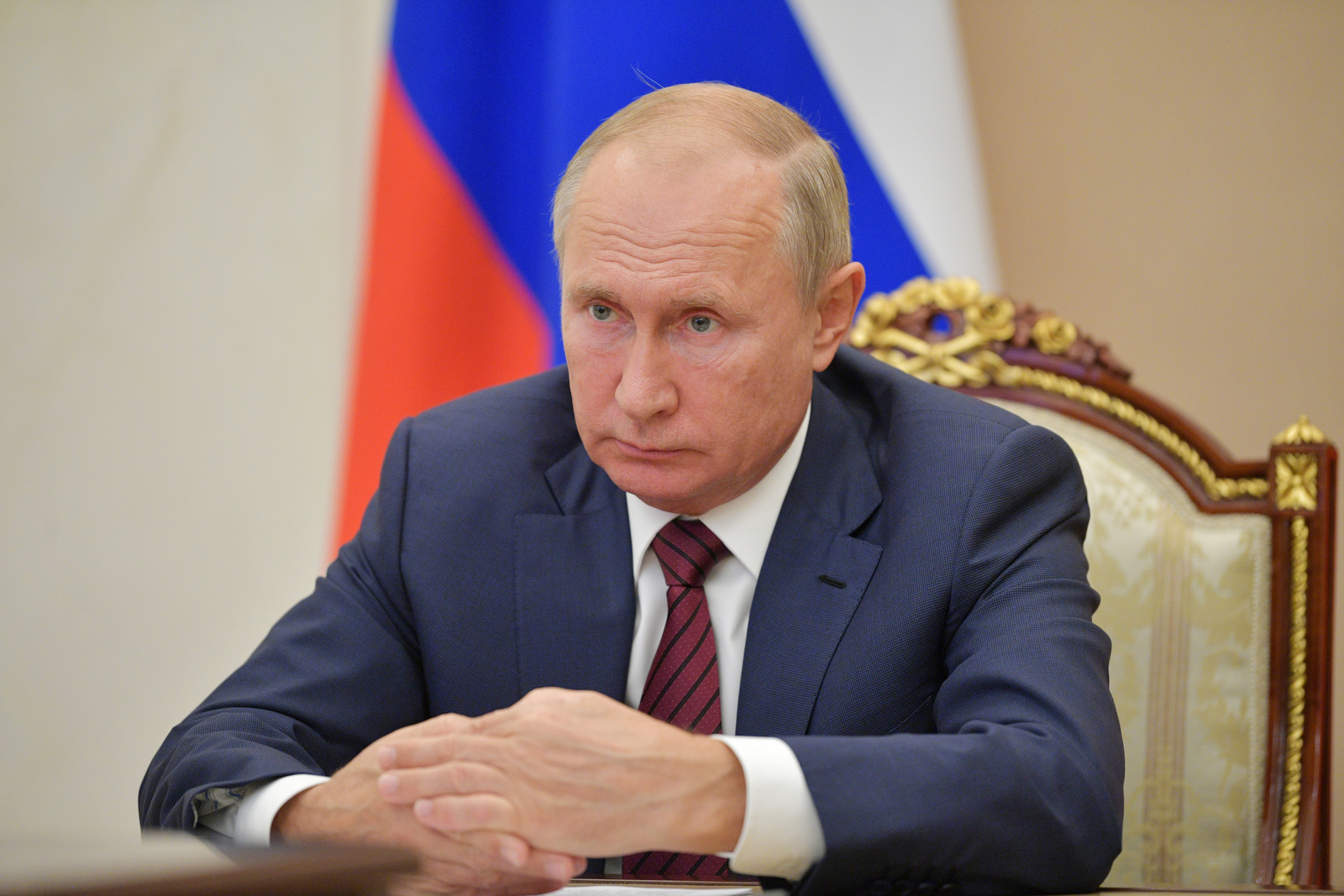 Путин поручил выделять по 900 млрд рублей в год на программу "Строительство"