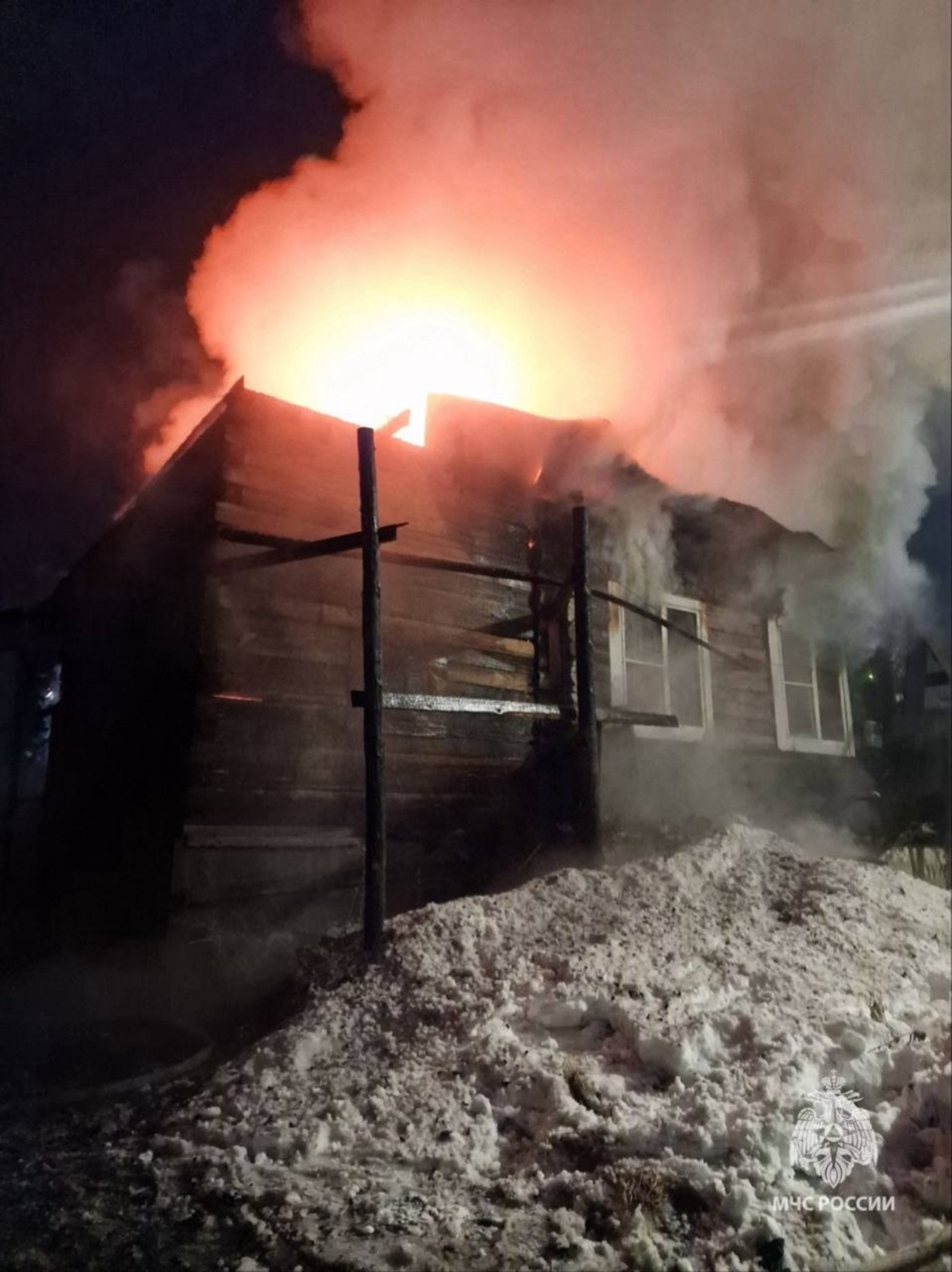 В Башкирии у многодетной семьи ночью сгорел дом