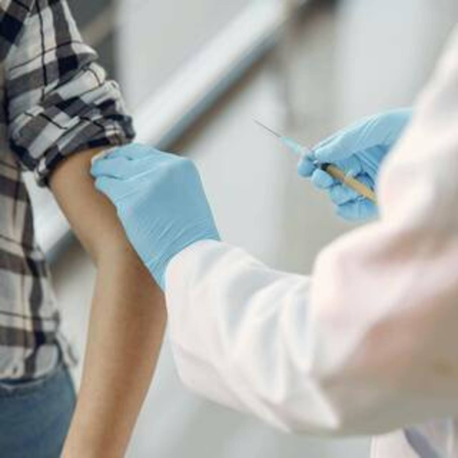 Мурашко сообщил, что в России тестируют новую вакцину против оспы