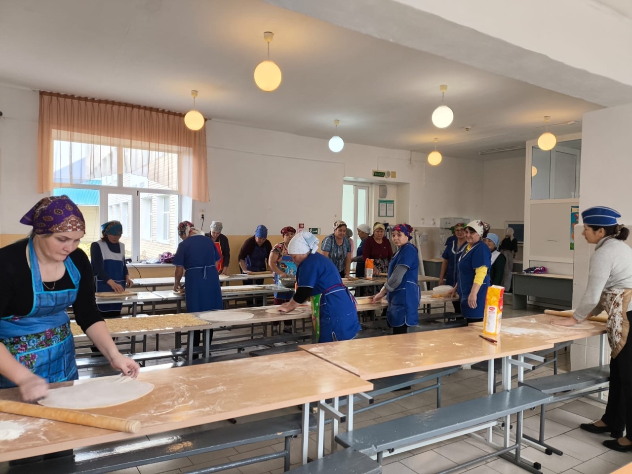 В средней школе с. Бижбуляк нарезали лапшу для отправки бойцам СВО