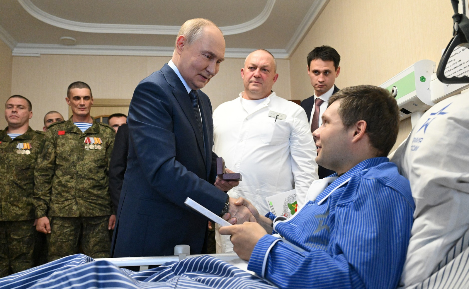 Владимир Путин посетил Центральный военный клинический госпиталь