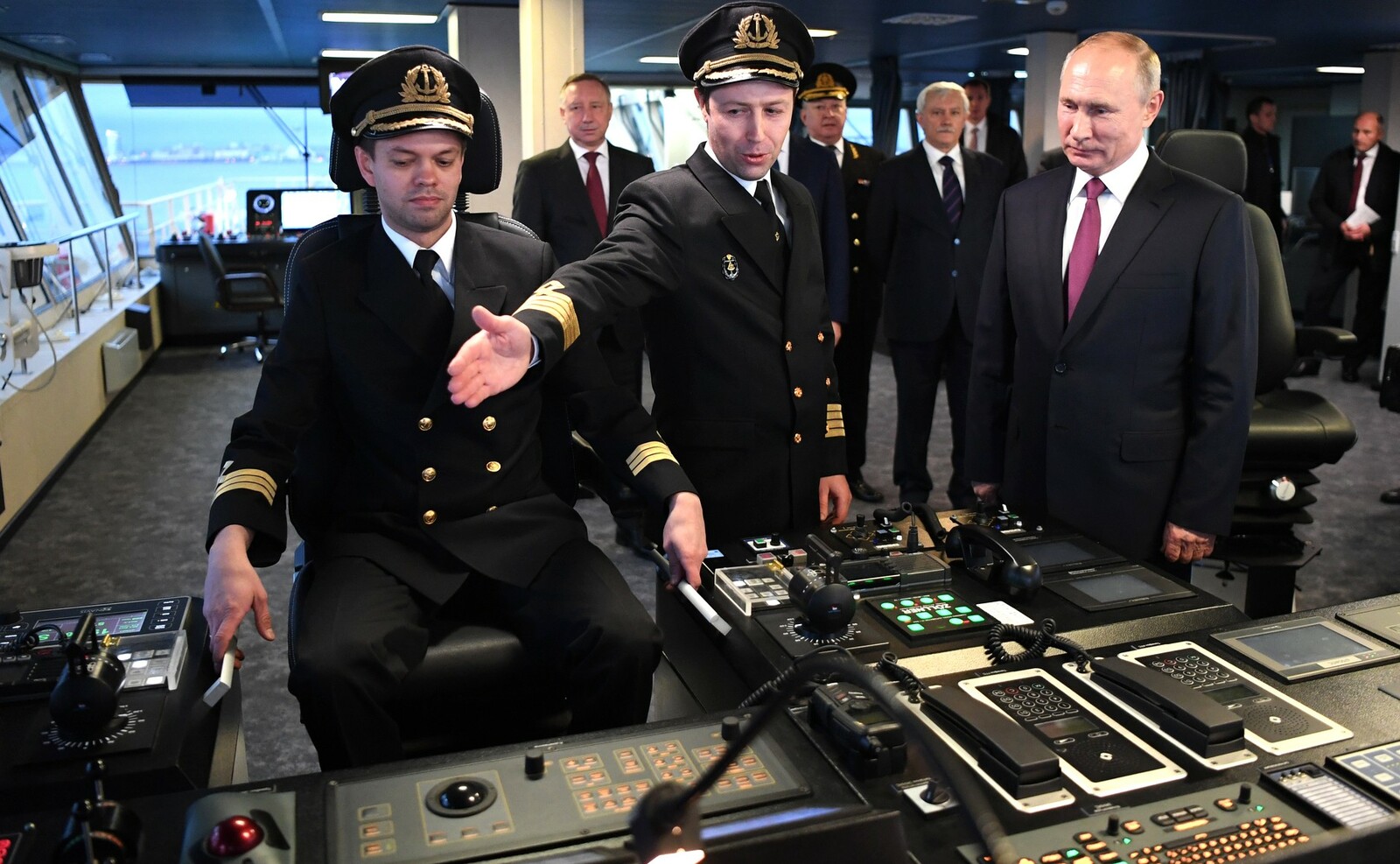 Путин принял участие в церемонии поднятия флага на новом атомном ледоколе