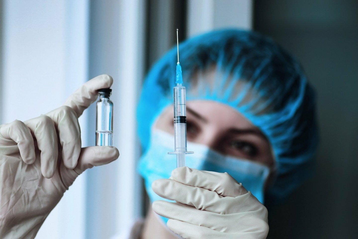 Минздрав: внесение вакцинации подростков в календарь прививок не сделало ее обязательной