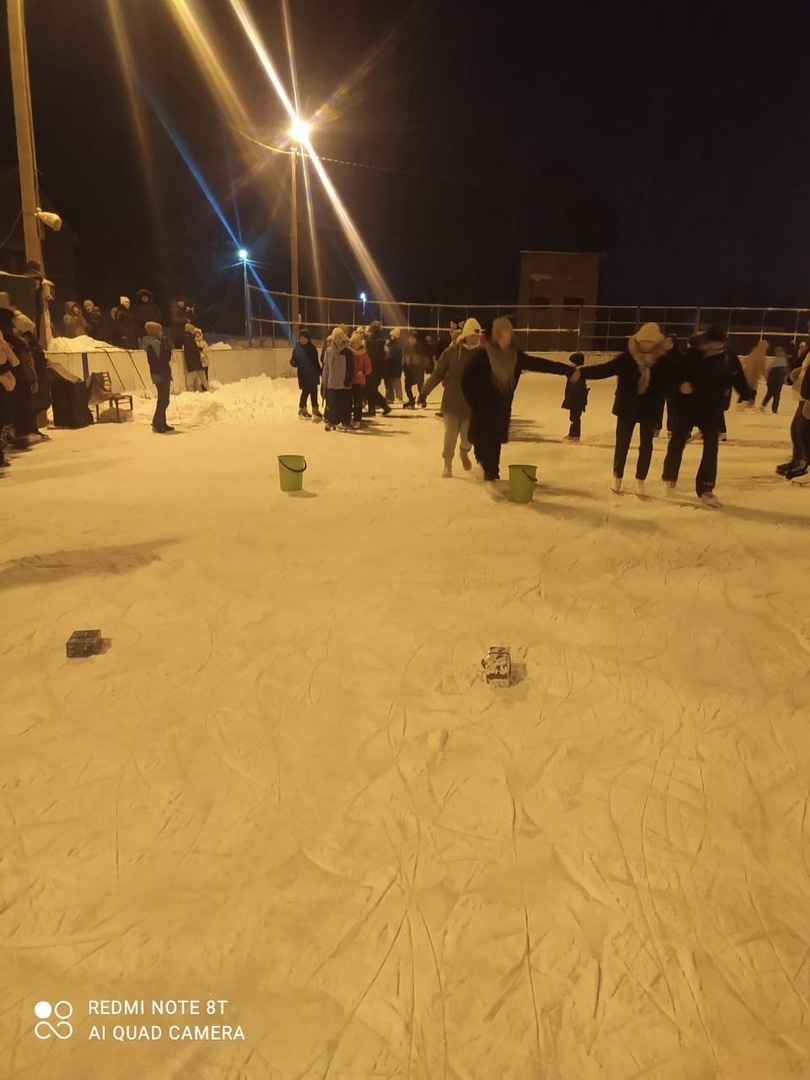 На хоккейной площадке в Бижбуляке состоялась традиционная "Рождественская дискотека на льду"