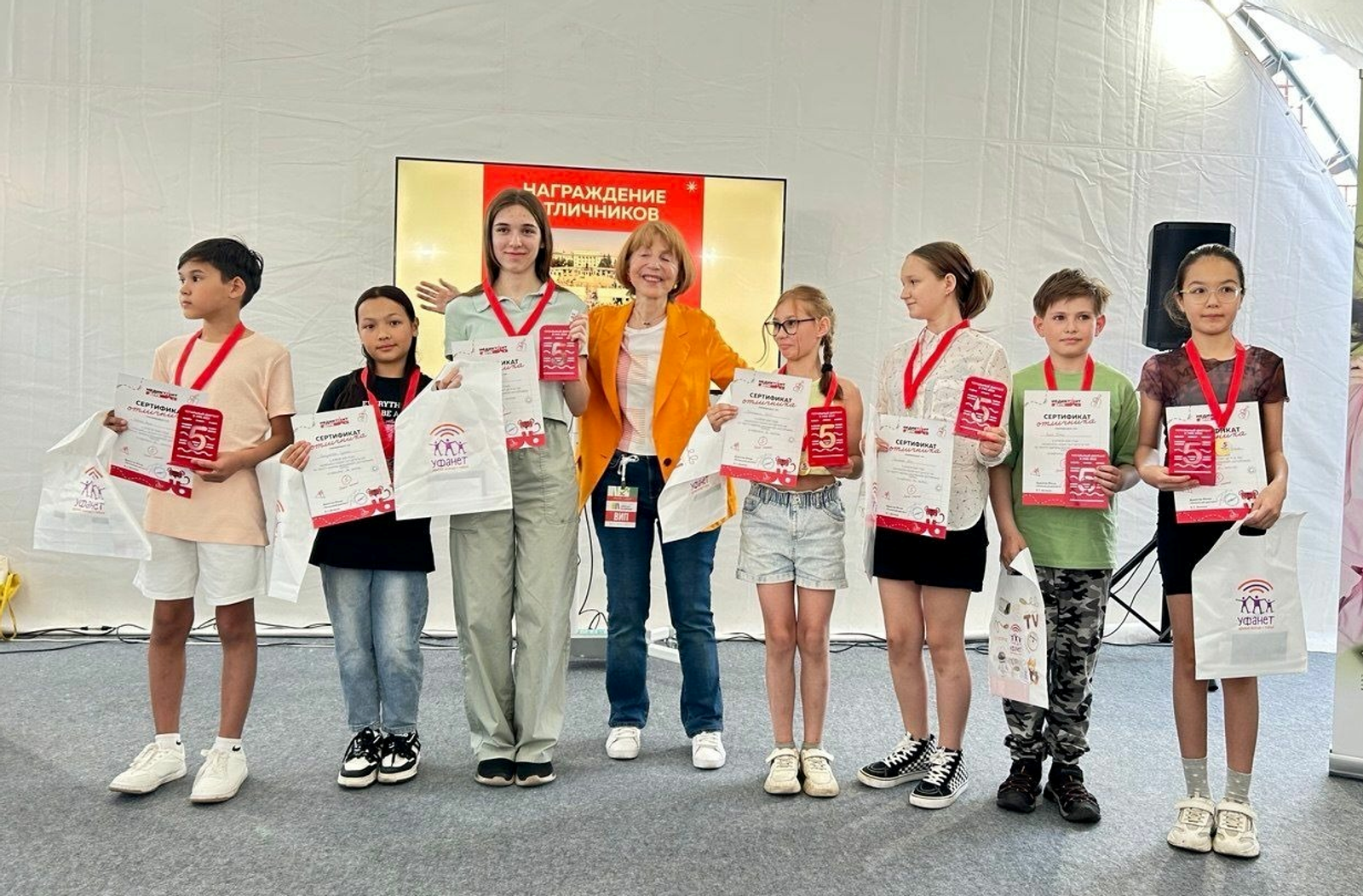 Марина Москвина вручила медали отличникам Тотального диктанта в Уфе