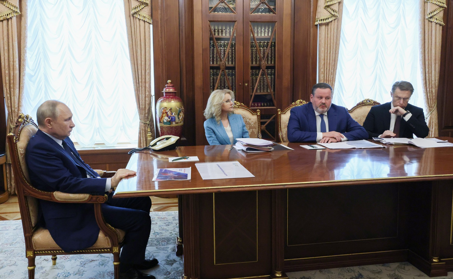 Владимир Путин провёл совещание по социальным вопросам
