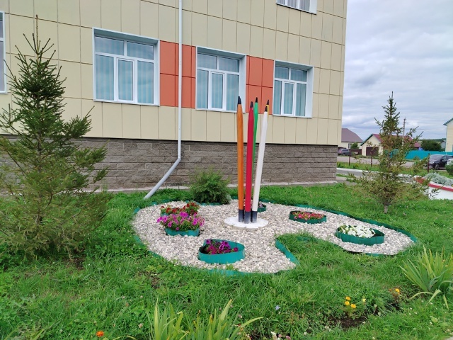Территория средней школы №3 с. Бижбуляк - оазис красоты и плодородия