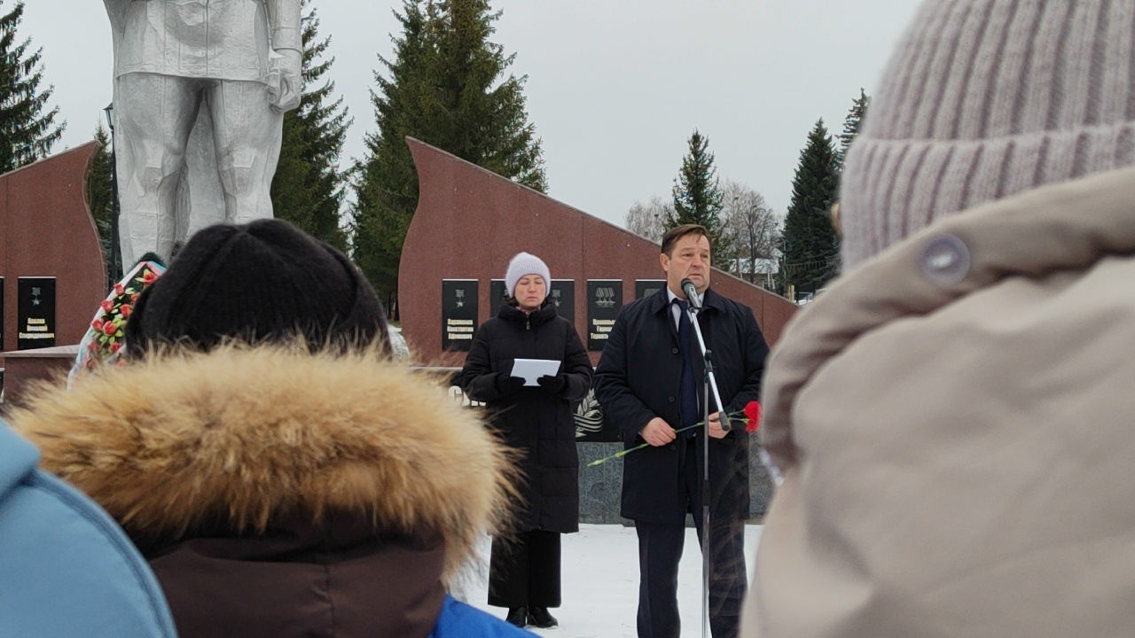 В Бижбуляке в День Неизвестного солдата прошел митинг