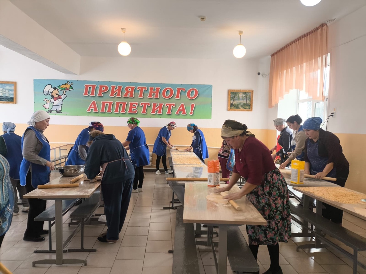 В средней школе с. Бижбуляк нарезали лапшу для отправки бойцам СВО