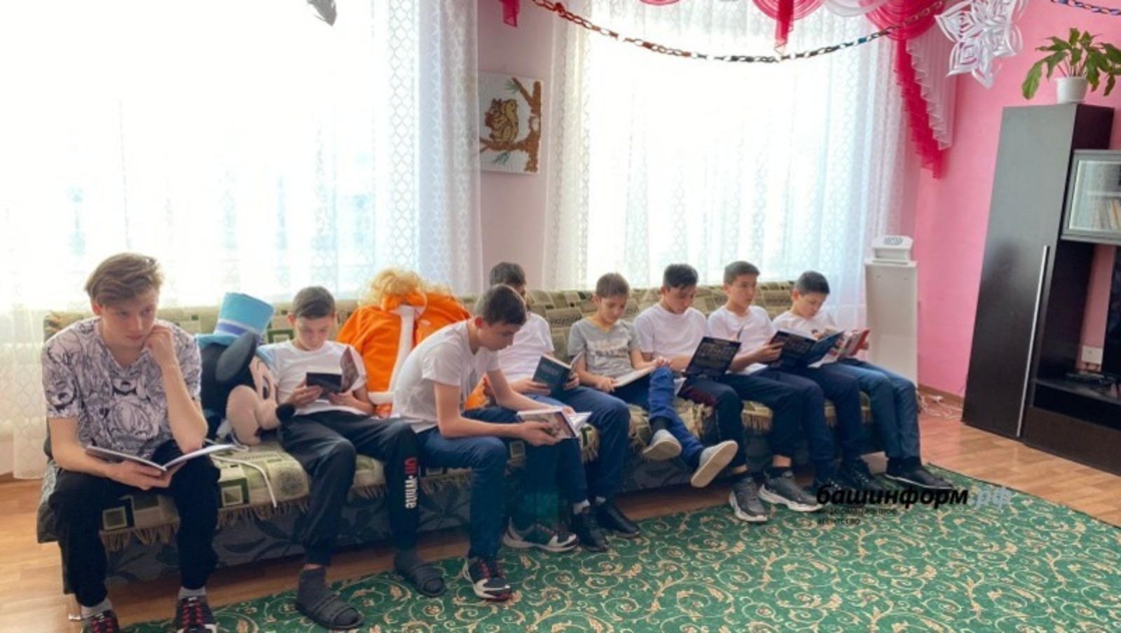 В Башкирии дети из детских домов получили на Новый год книги вместо конфет