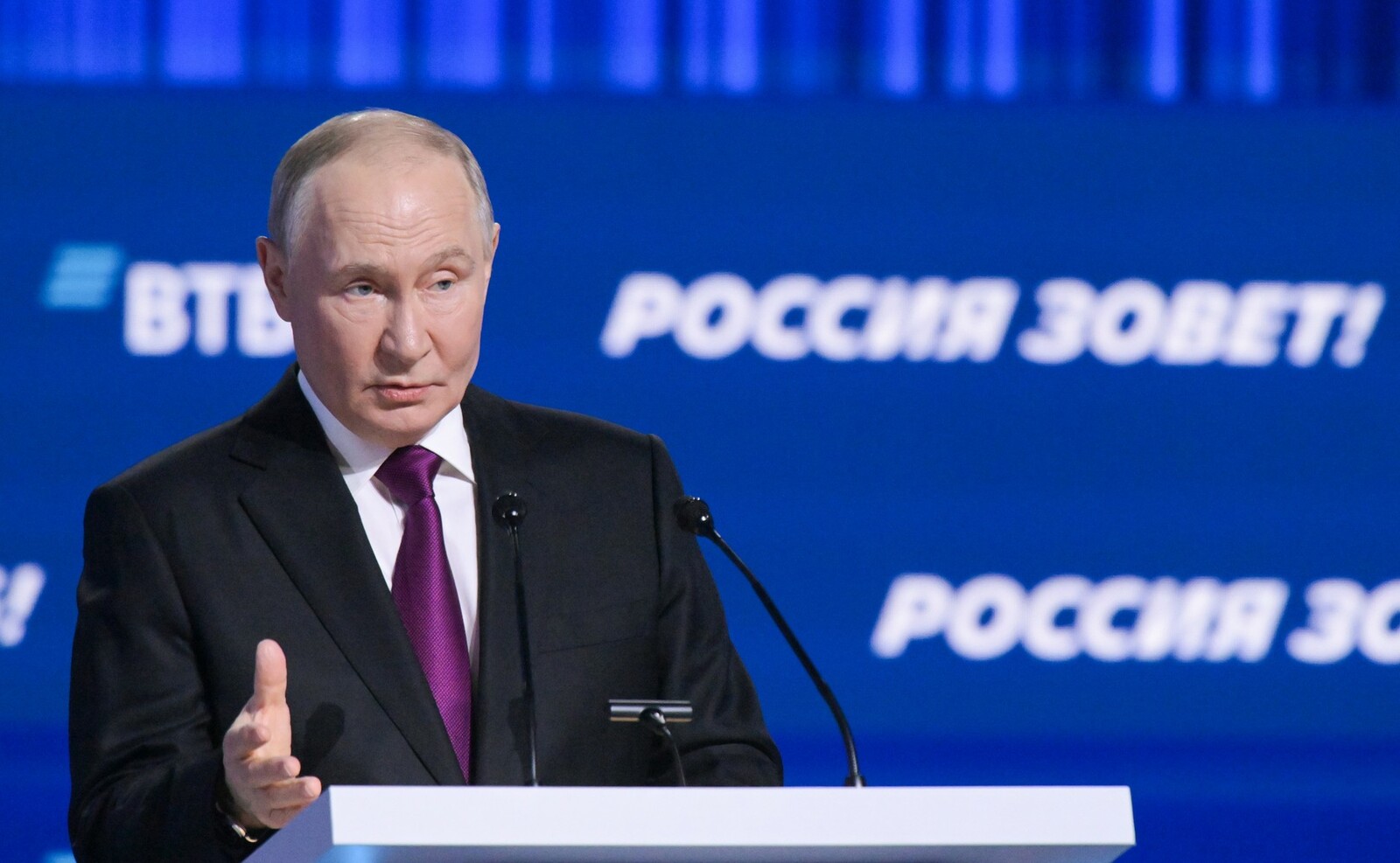 Владимир Путин выступил на пленарной сессии форума «Россия зовёт!»