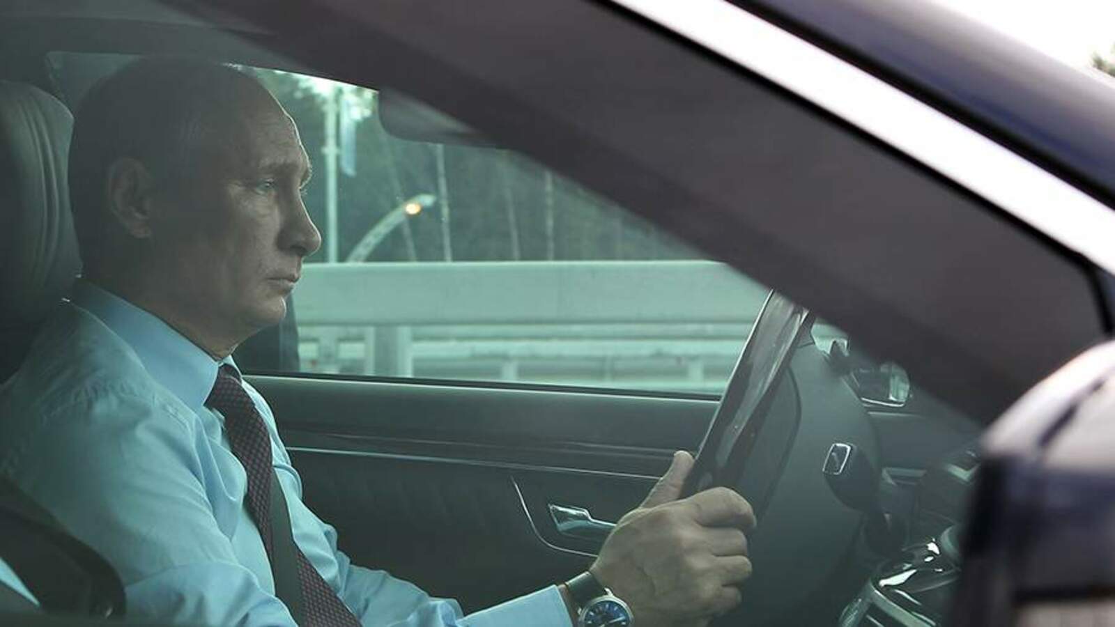 Песков рассказал о любви Путина к вождению автомобиля