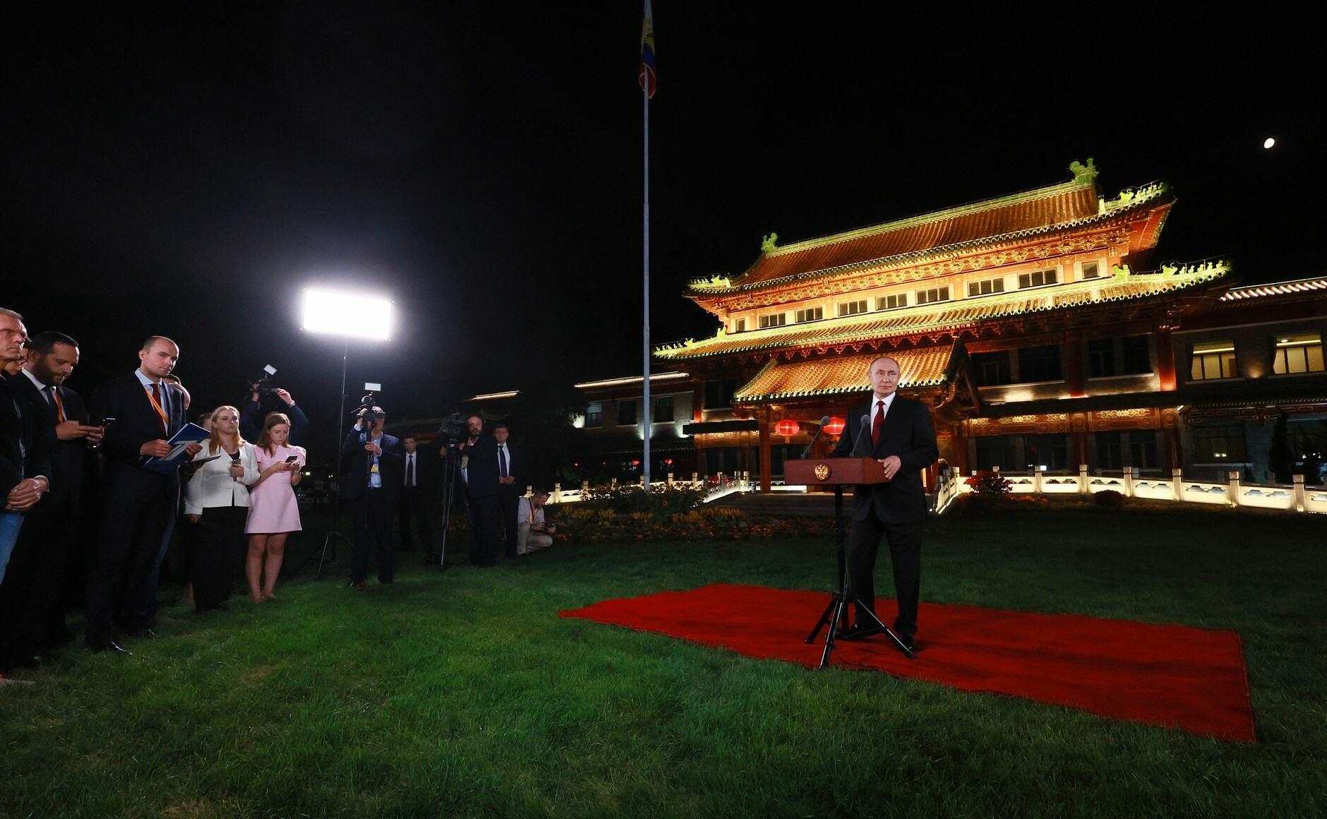 Путин прилетел во Владивосток для участия в ВЭФ