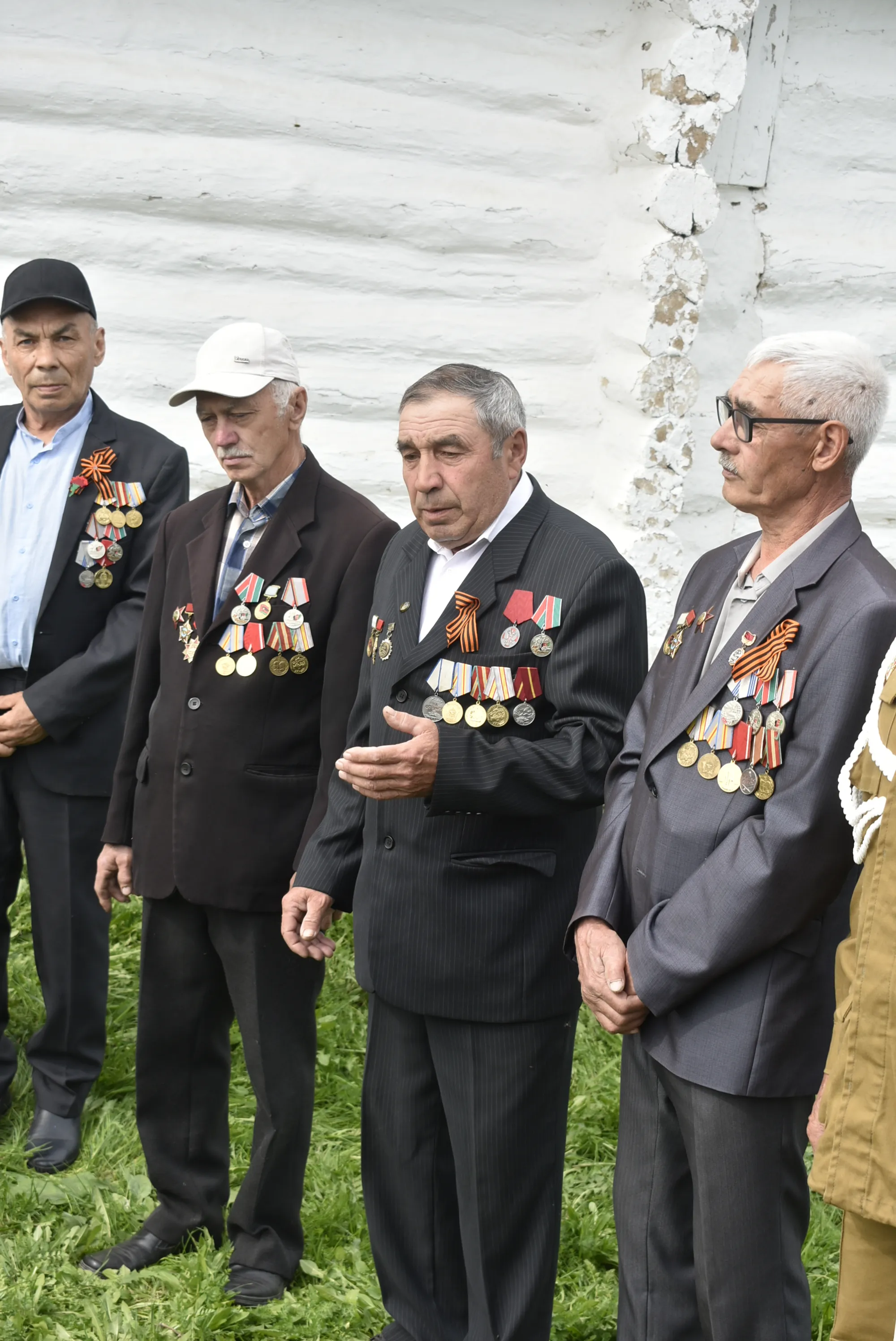 Помнить имена героев