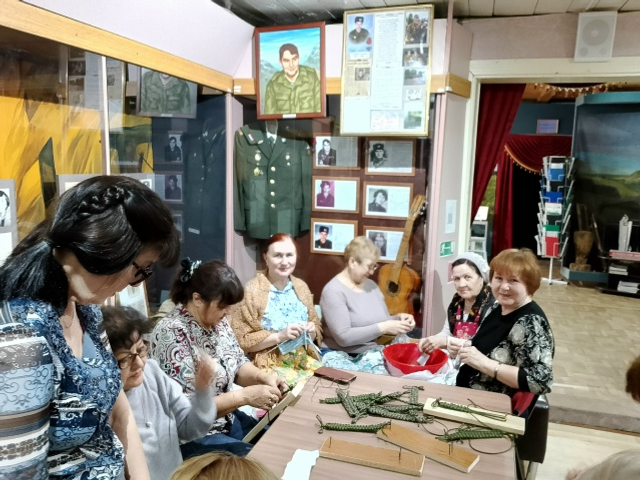 Члены клуба «Отрада» сплели более ста браслетов выживания