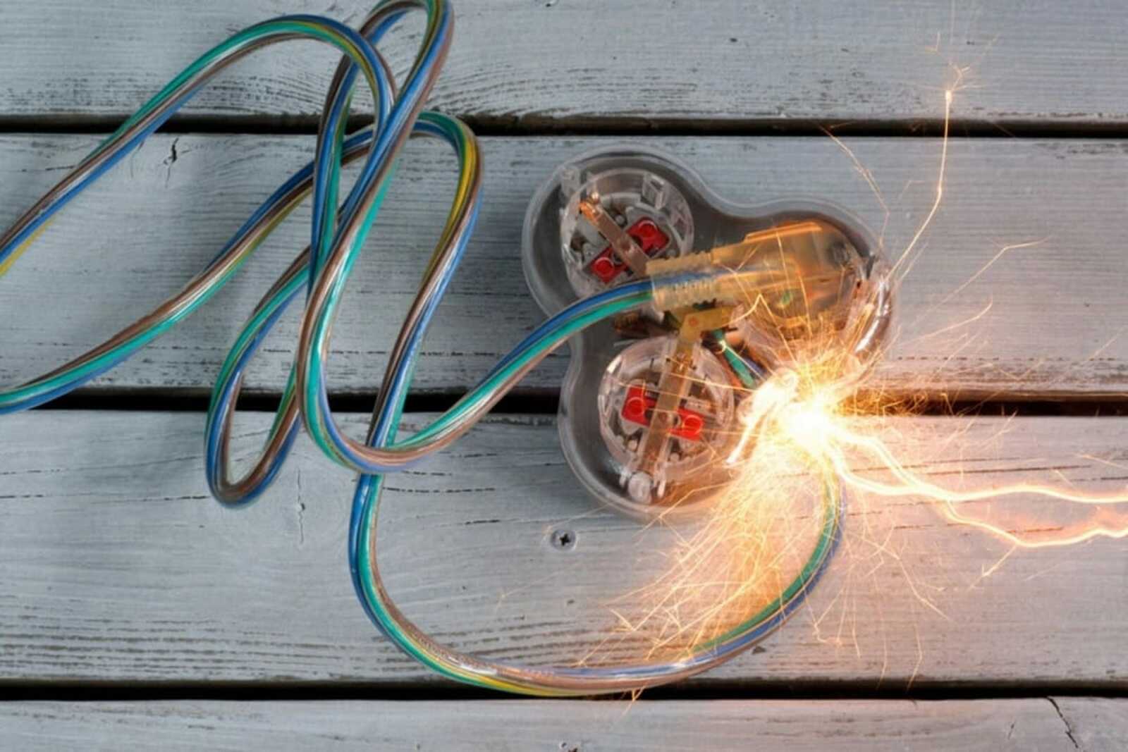 Почему не стоит включать несколько электроприборов в одну розетку через тройник или удлинитель, даже если у вас качественная новая проводка?