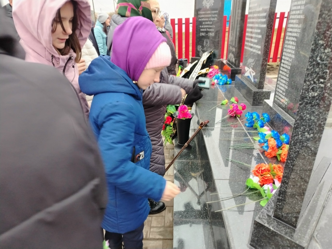 Увековечили память героев обновленным памятником