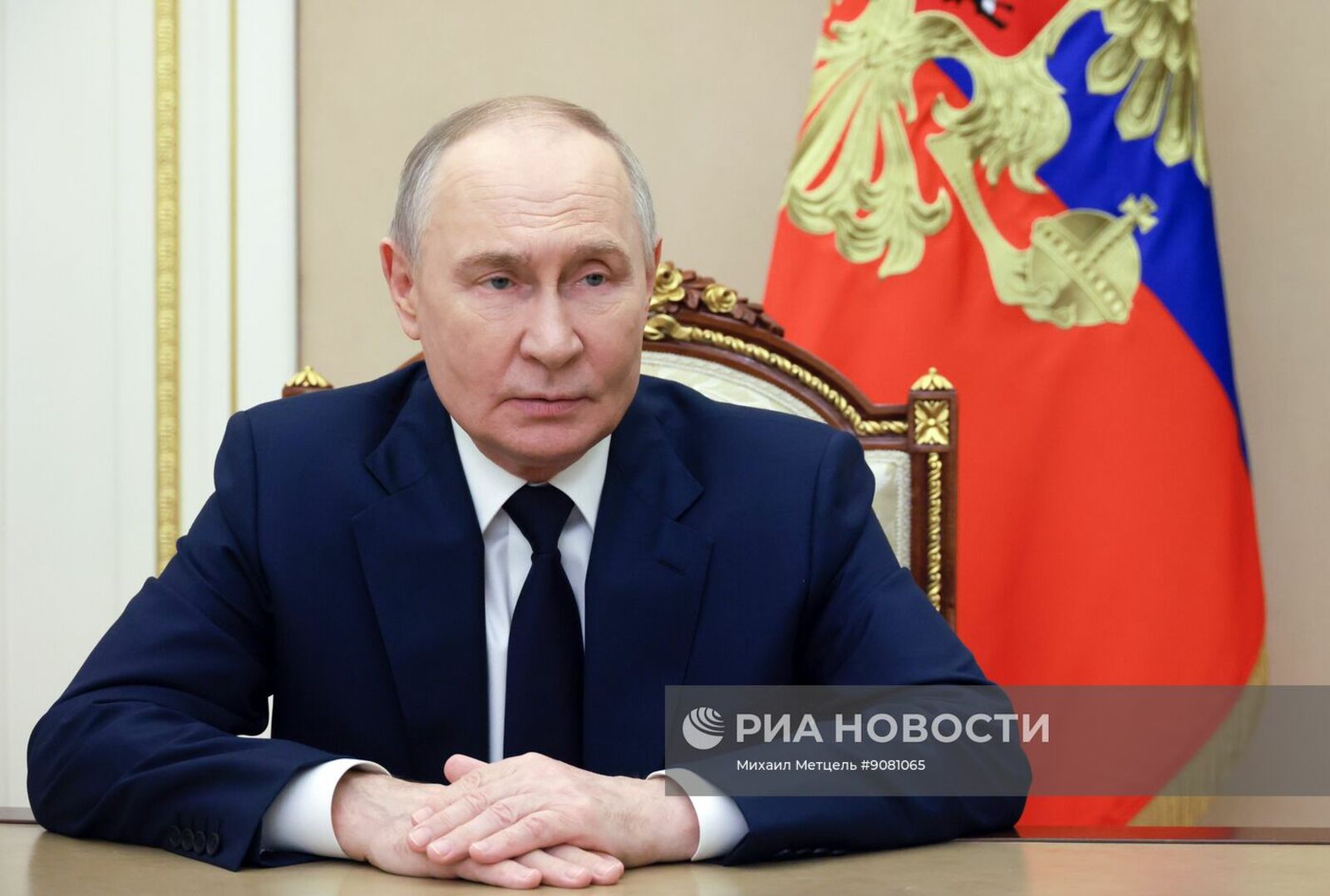 Большинство россиян одобряют работу Путина, показал опрос