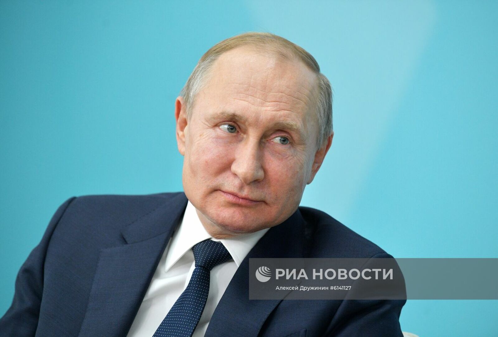 Путин окунулся в прорубь на Крещение