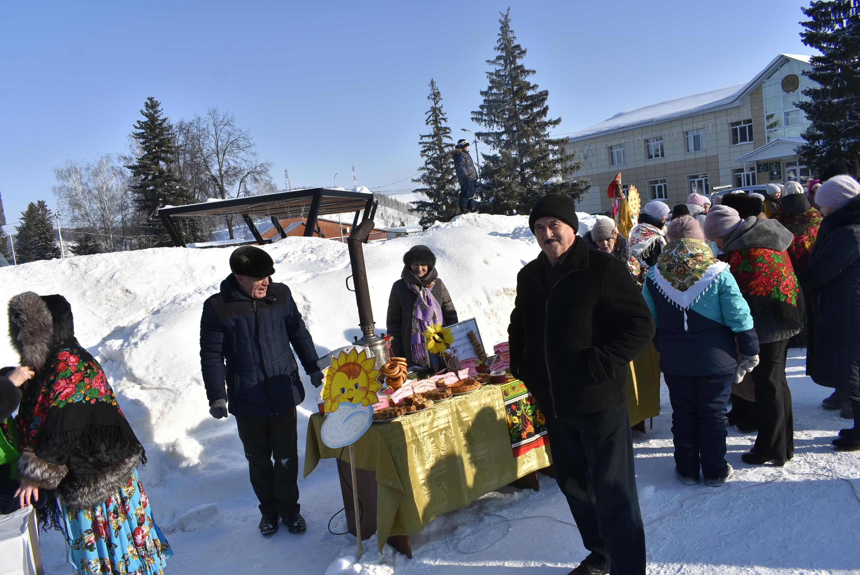 Веселился весь честной народ