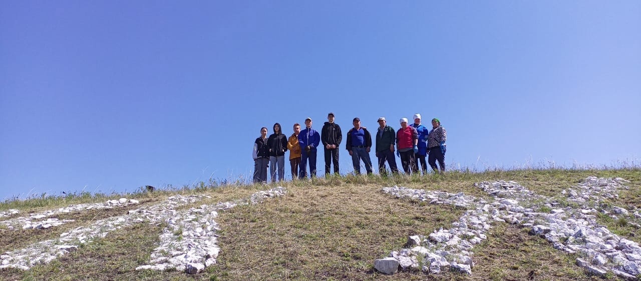 Учащиеся и сотрудники школы Бижбулякского района обновили надпись на горе