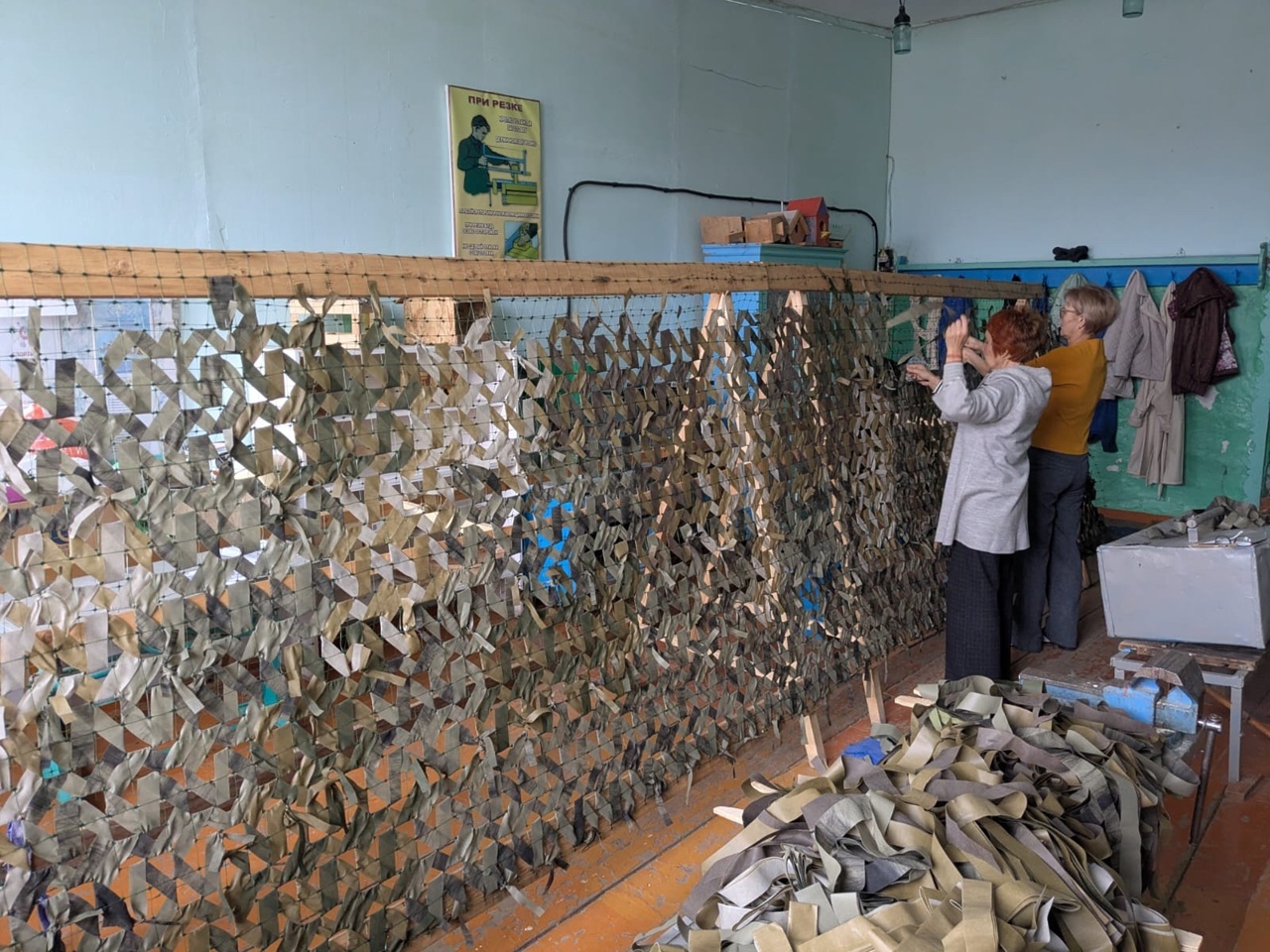 В средней школе с. Бижбуляк нарезали лапшу для отправки бойцам СВО