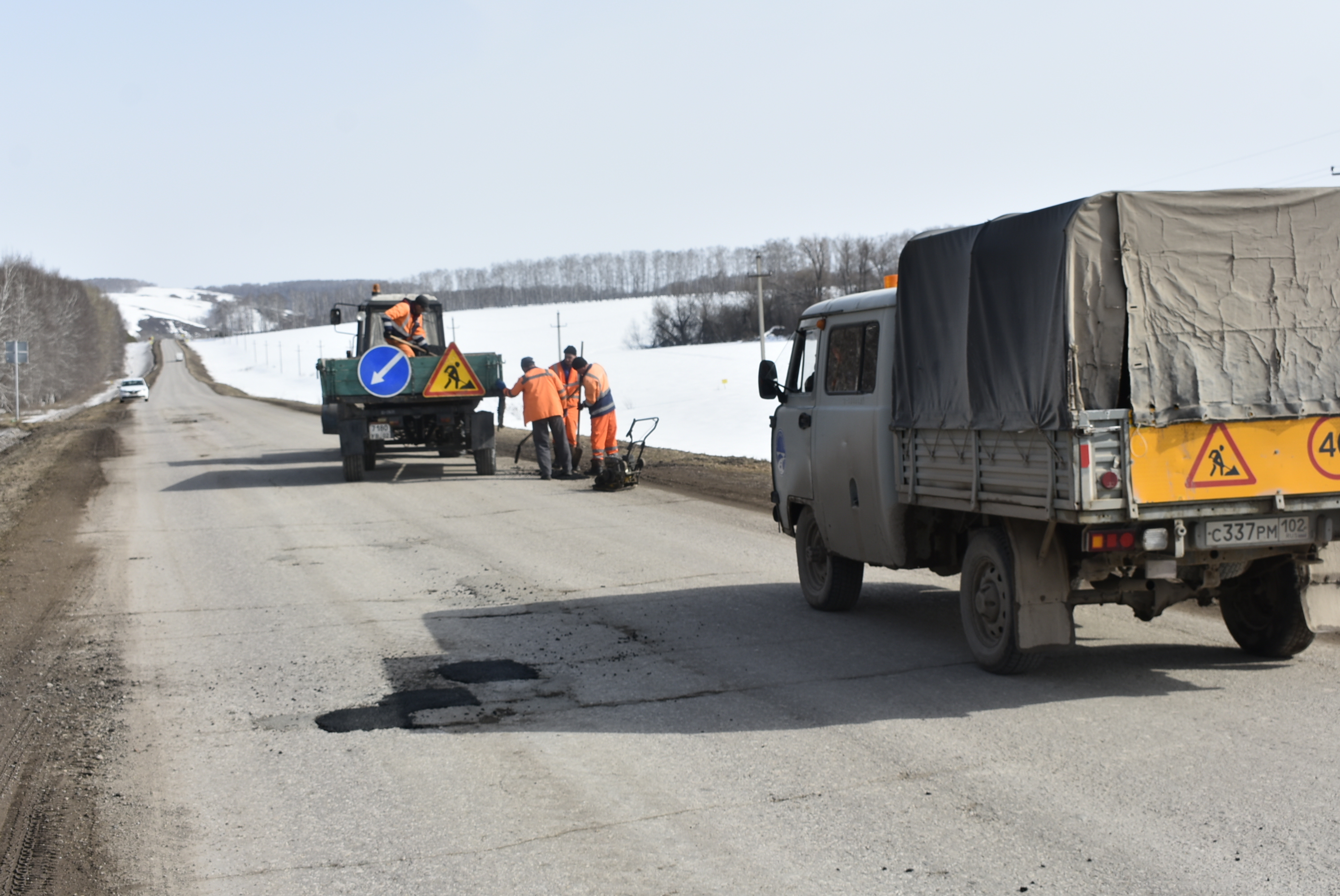 Дорожники Бижбулякского участка Альшеевского ДРСУ приступили к ямочному ремонту